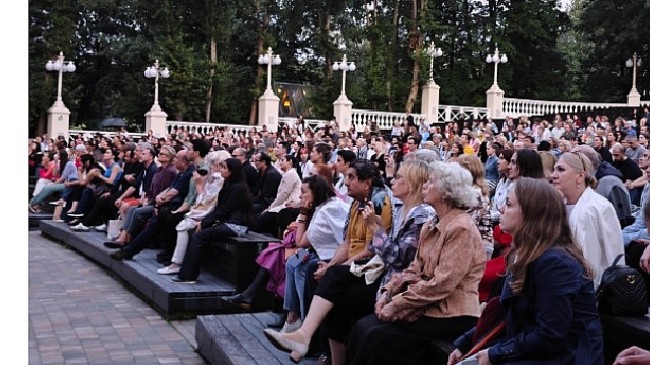 Kocaeli Şehir Tiyatroları, Dünya sahnesinde