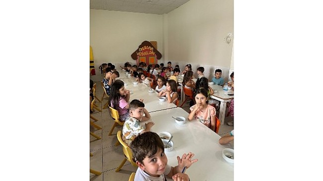 Minik öğrencilere aşure ikramı