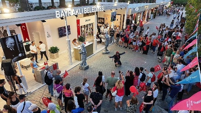 Bayraklı standında Zafer Bayramı coşkusu
