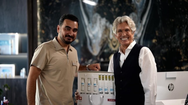 Berkay Tulpar, Hollywood Yıldızı Eric Roberts’ı Yapay Zeka Destekli Saç Ekim Teknolojisiyle Ağırladı