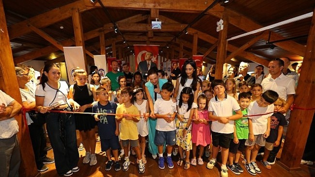 Efes Selçuk’un çocuklarından barış çizgileri