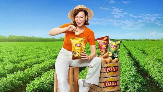 Demet Evgar Yeni Reklam Kampanyasında “Bizim Patates, Bizim Lay’s” Diyor