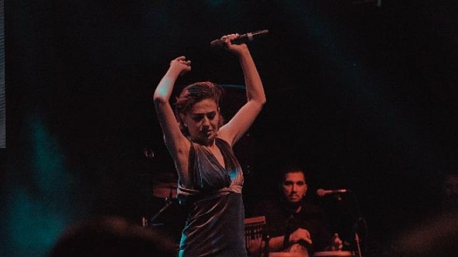 Yıldız Tilbe Konserde Mehmet Ali Erbil’e Bağlanarak Şarkı Söyledi