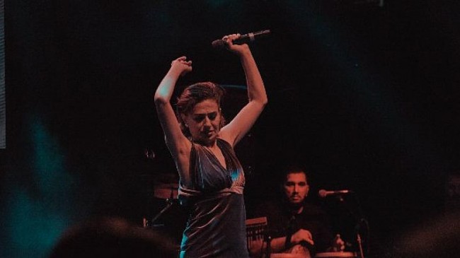 Yıldız Tilbe Konserde Mehmet Ali Erbil’e Bağlanarak Şarkı Söyledi