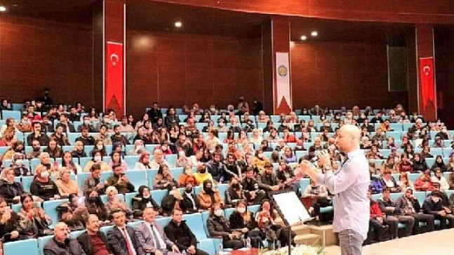 Harran Üniversitesi Öğrencileri Kahraman Tazeoğlu İle Söyleşide Buluştu