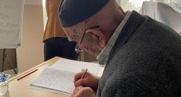 Huzurevindeki Yaşlılar Okuma ve Yazmaya Başladı