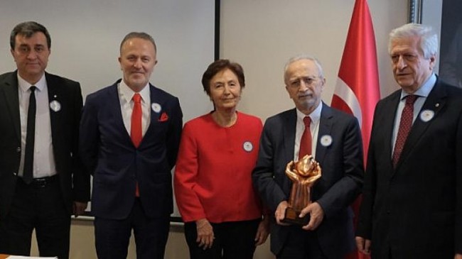Türk Kalp Vakfı tarafından bu yıl 34.cüsü düzenlenen, ‘Doç Dr Edip Kürklü Özel Ödülü Doç Dr Mehmet Balkanay’a verildi.