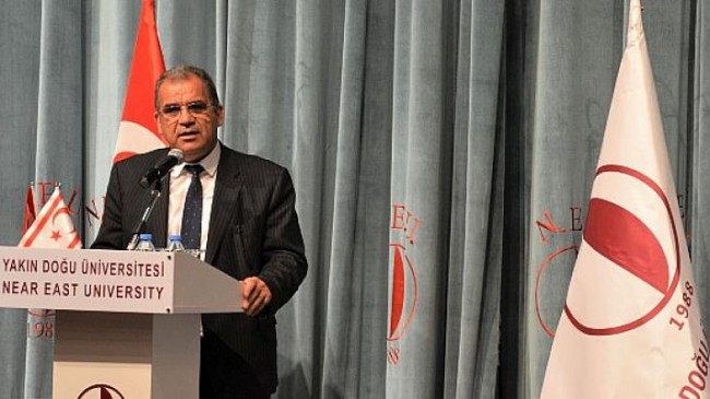Doç. Dr. Mustafa Hastürk’ün “Mavi Elma” adlı kişisel resim sergisi, Başbakan Dr. Faiz Sucuoğlu tarafından Yakın Doğu Üniversitesi Atatürk Kültür ve Kongre Merkezi Sergi Salonu’nda açıldı
