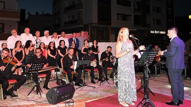 Karabağlar TSM Korosu “Yaz Konseri”yle vatandaşlarla buluştu
