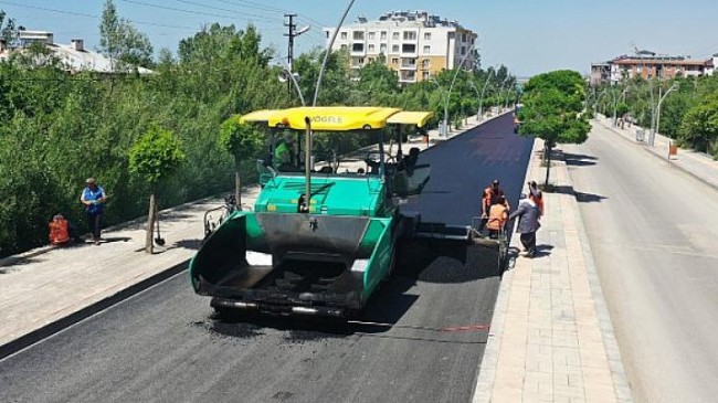 Van Büyükşehir Belediyesi, Gevaş ilçesindeki 1.8 kilometrelik Atatürk Caddesi’ni asfaltlıyor.