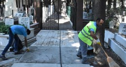 Edremit Belediyesi Mezarlık ve Şehitlikleri Bayrama Hazırladı
