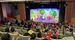 Ankaralı çocuklar 29 Ekim Cumhuriyet Bayramı’nı Eti Çocuk Tiyatrosu’nun “Mutluluk Denince Akla” oyunuyla kutladı
