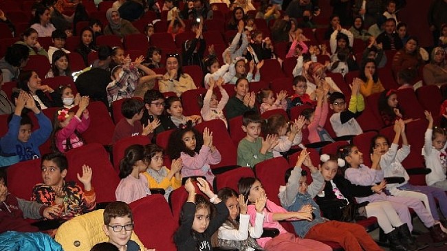 Aydın Büyükşehir Belediyesi Şehir Tiyatrosu tarafından düzenlenen “Hepimiz Biriz!" adlı oyun çocuklarla buluştu