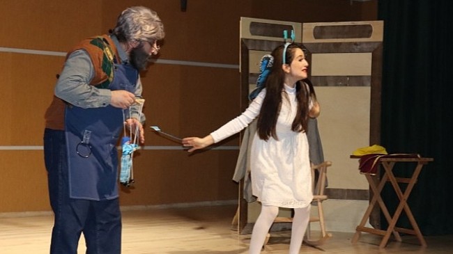 Nevşehir Belediyesi Şehir Tiyatrosu oyuncuları, okullarda 'Pinokyo' adlı oyunlarını sahnelemeyi sürdürüyor