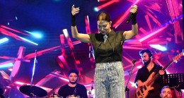 Ebru Yaşar'dan Büyüleyici Sahne Performansı: Hastalığa İnat!
