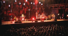 Yüzyüzeyken Konuşuruz Turkcell Vadi konserinde binlerce hayranı ile biraraya geldi