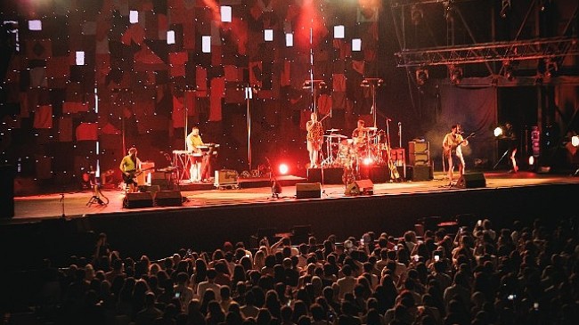 Yüzyüzeyken Konuşuruz Turkcell Vadi konserinde binlerce hayranı ile biraraya geldi