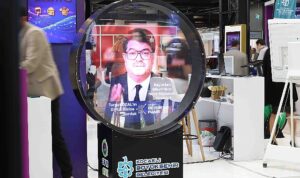 turgut-ozal-hologram-yontemiyle-bilisim-fuarinda.jpg