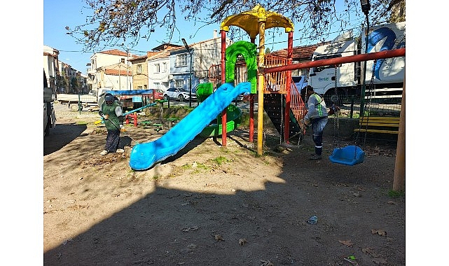 ayvalikta-park-ve-bahceler-ekiplerinden-7-24-yogun-mesai.jpg