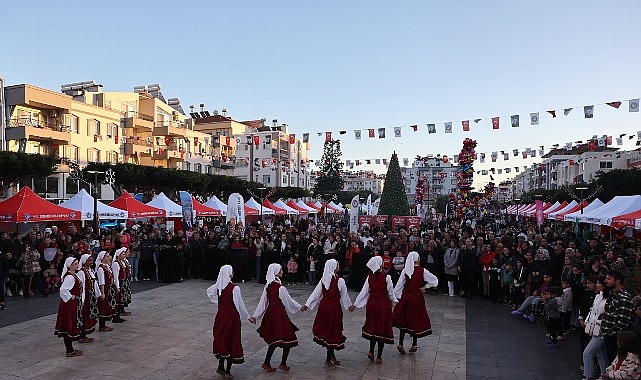 baskan-vekili-busra-ozdemir-noel-baba-festivaline-katildi.jpg