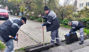 canik-belediyesi-ekipleri-sahada-mazgallar-tek-tek-temizleniyor.jpg