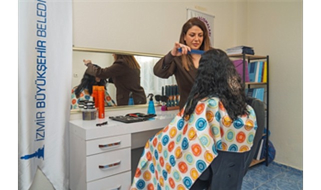 guclenme-duraklari-ile-kadinlara-hem-kuaforluk-hizmeti-hem-hak-temelli-egitimler-veriliyor.jpg