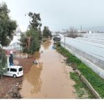 antalya-buyuksehir-belediyesi-sel-afetinden-zarar-goren-vatandasin-yaninda.jpg