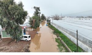 antalya-buyuksehir-belediyesi-sel-afetinden-zarar-goren-vatandasin-yaninda.jpg