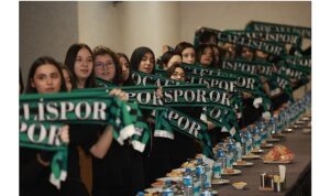 buyukakin-ve-ogrencilerin-kocaelispor-dolu-aksami.jpg