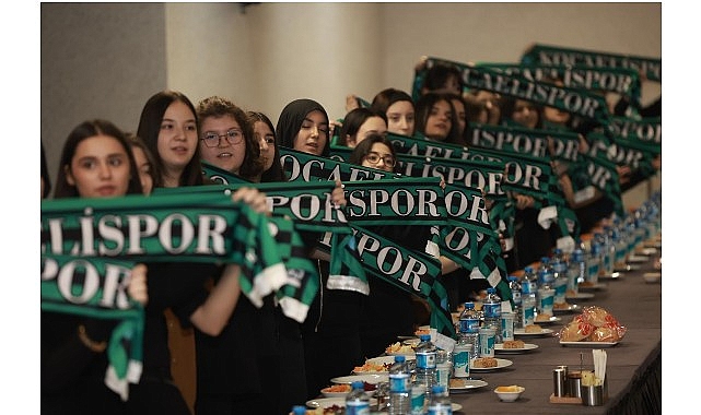 buyukakin-ve-ogrencilerin-kocaelispor-dolu-aksami.jpg