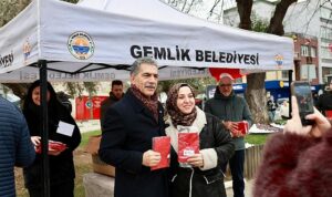 gemlik-belediyesinden-turk-bayragi-dagitimi.jpg