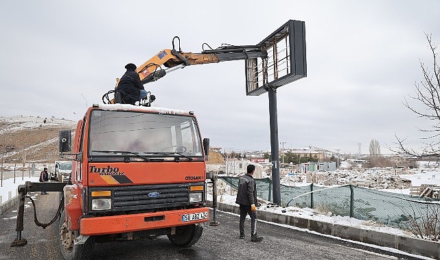 nevsehirde-sahipsiz-totem-ve-levhalar-kaldiriliyor.jpg