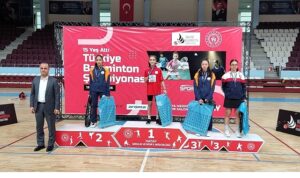 osmangazili-badmintoncular-turkiye-sampiyonasinda-parladi.jpg