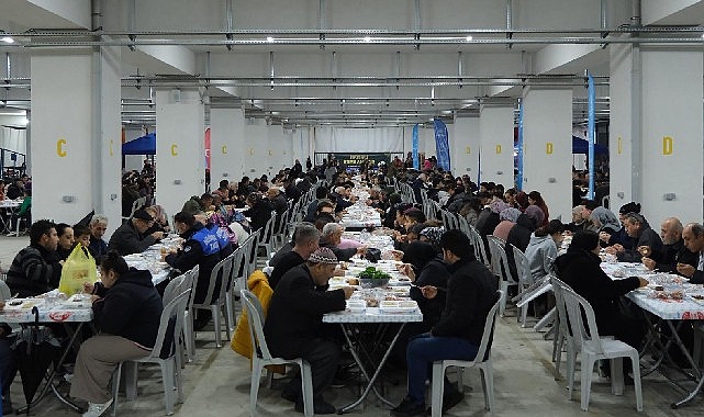 baskan-cercioglu-aydinin-dort-bir-yaninda-vatandaslari-iftar-sofralari-ile-bulusturuyor.jpg
