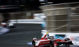 nissan-formula-e-takimi-ciddede-sezon-12nin-ucuncu-podyumunu-elde-etti.jpg