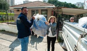 aliagadan-karsiyakaya-iyilik-koprusu-mavi-kapak-kampanyasina-200-kilogramlik-destek.jpg