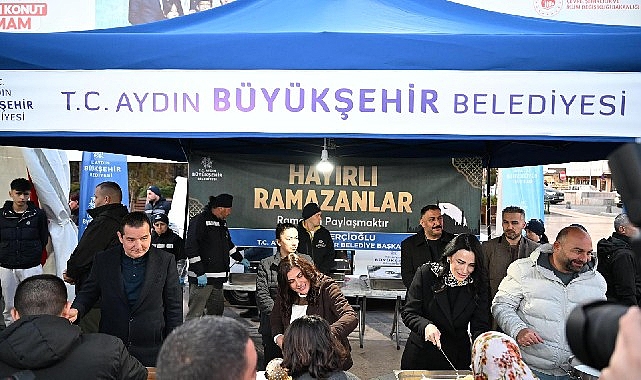 baskan-cercioglu-ataturk-kent-meydaninda-kurulan-iftar-sofrasinda-vatandaslarla-bir-araya-geldi.jpg