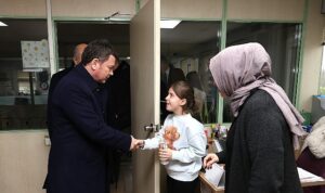 baskan-erkan-aydin-personeliyle-tek-tek-bayramlasti.jpg