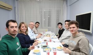 baskan-ertas-universite-ogrencilerinin-iftar-sofrasina-konuk-oldu.jpg