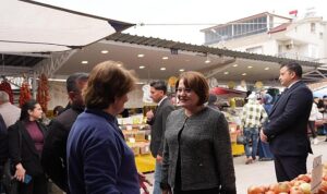 baskan-hatice-gencaydan-pazar-esnafina-bayram-oncesi-ziyaret.jpg
