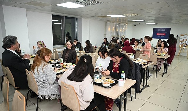 baskan-kocaman-iftar-sofrasinda-ogrencilerle-bulustu.jpg