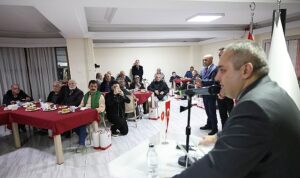 baskan-mesut-ozarslan-ve-esi-filiz-ozarslan-konukevi-sakinleriyle-iftar-sofrasinda-bulustu.jpg