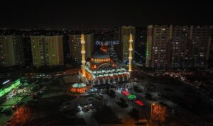 baskan-pekyatirmaci-kadir-gecesinde-vatandaslarla-selcuklu-merkez-camiinde-bulustu.jpg