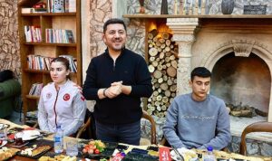 baskan-rasim-ari-sporcu-genclerle-sahur-yapti.jpg