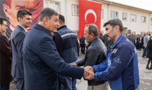baskan-tugay-izsu-personeli-ile-bayramlasti.jpg