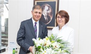 baskan-tugay-meslektaslariyla-tip-bayramini-kutladi.jpg
