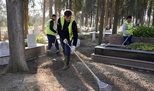 burhaniyede-ramazan-bayrami-oncesi-mezarliklarda-kapsamli-temizlik.jpg