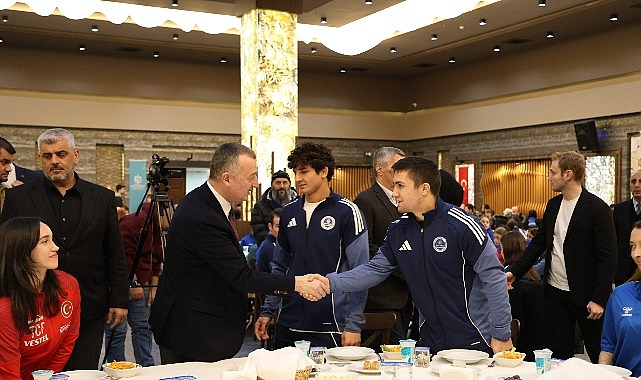 buyukakin-basarili-sporcularla-iftar-yapti.jpg