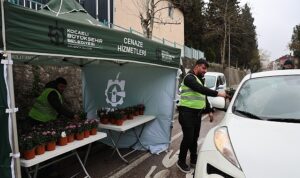 buyuksehir-kabirler-icin-on-binlerce-cicek-dagitti.jpg