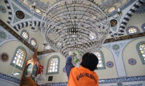 ciglide-bayram-oncesi-cami-ve-mezarliklarda-kapsamli-temizlik.jpg